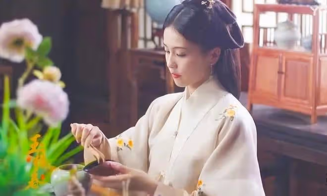 白鹿:拍戲敬業耐苦,帶閨蜜暴富,今向上海捐物資,網友:人美心善