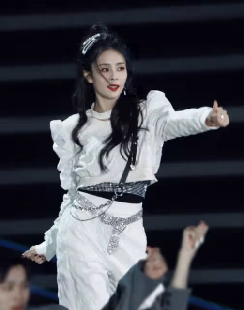 白鹿:拍戲敬業耐苦,帶閨蜜暴富,今向上海捐物資,網友:人美心善