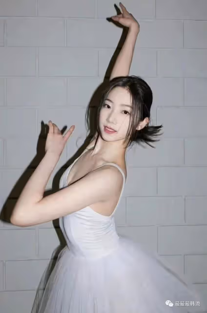 大家都盯著她這張臉了?