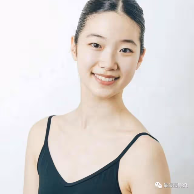 大家都盯著她這張臉了?