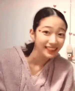 大家都盯著她這張臉了?