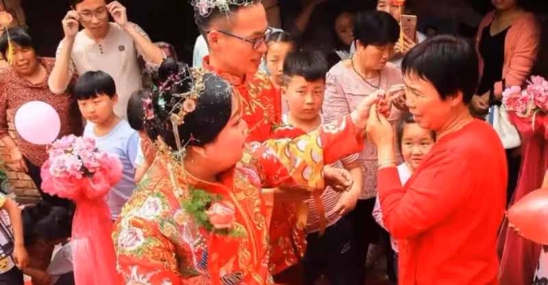 婚禮當天，收到婆家轉帳8萬彩禮，當即下車：不嫁了，我高攀不起