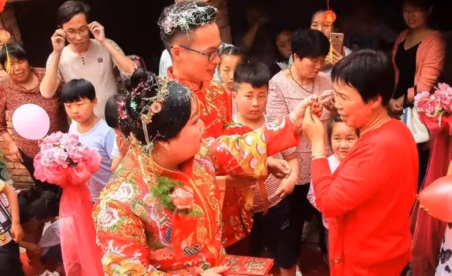 婚禮當天,收到婆家轉帳8萬彩禮,當即下車:不嫁了,我高攀不起