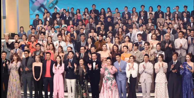 站位很重要!TVB2022巡禮劇大合照 一張合影就能看出誰受到重用 網友:汪阿姐全場最佳