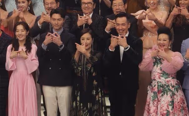 站位很重要!TVB2022巡禮劇大合照 一張合影就能看出誰受到重用 網友:汪阿姐全場最佳