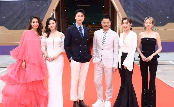 站位很重要!TVB2022巡禮劇大合照 一張合影就能看出誰受到重用 網友:汪阿姐全場最佳