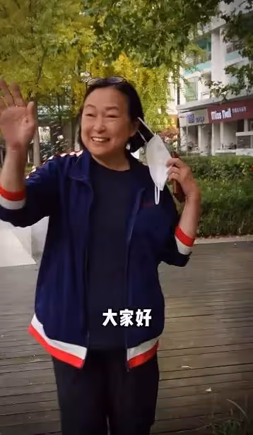 資深藝人方芳現身街頭 大談在內地居住原因 網友:說得好 值得稱讚