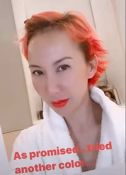 李玟穿3萬元花裙曬自拍,滿面皺紋髮際線堪憂,顏值似老了10歲