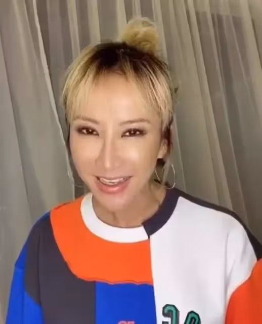 李玟穿3萬元花裙曬自拍,滿面皺紋髮際線堪憂,顏值似老了10歲