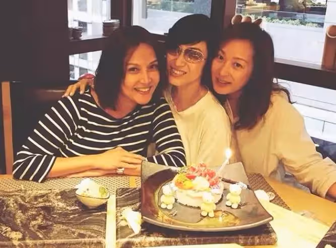 54歲「古裝皇后」黎美嫻近照曝光,美人遲暮變化大到認不出,息影嫁富商約定做丁克,網友:扮相宜古宜今,清麗脫俗!