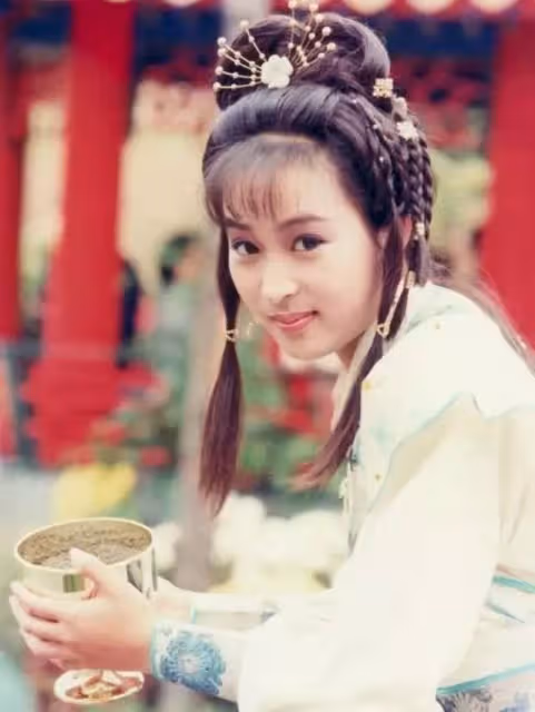 54歲「古裝皇后」黎美嫻近照曝光,美人遲暮變化大到認不出,息影嫁富商約定做丁克,網友:扮相宜古宜今,清麗脫俗!