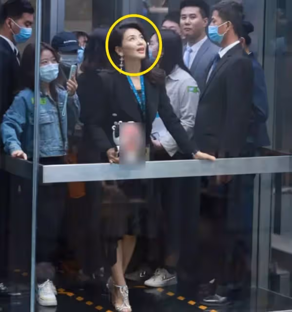 劉濤近照曝光,無美顏下的臉讓人看呆,網友:終於相信她42歲了