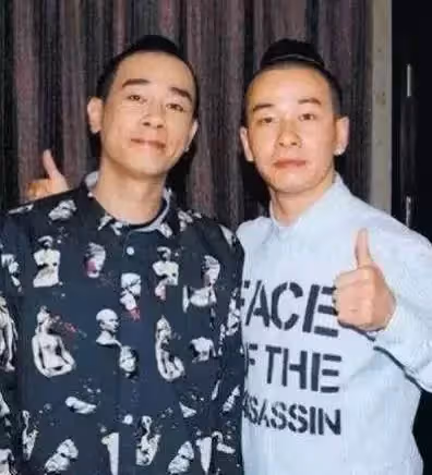 梁朝偉與替身近照曝光,倆人站一起似雙胞胎,連劉嘉玲都曾險認錯,網友:太像了