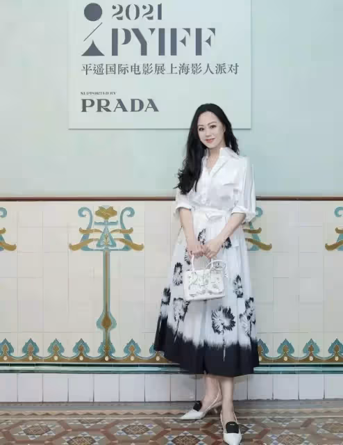 「桃色女神」章小蕙近照曝光,身材凹凸有致,年過半百照樣穿「收腰裙」, 網友:58歲仍舊散發性感魅力