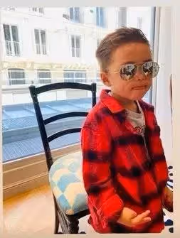 周杰倫兒子「正面照」罕曝光!4歲Romeo簡直「縮小版爸爸」表情酷拽小手比耶,昆淩:這麼小就學爸爸耍帥對嗎