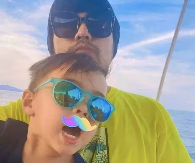 周杰倫兒子「正面照」罕曝光!4歲Romeo簡直「縮小版爸爸」表情酷拽小手比耶,昆淩:這麼小就學爸爸耍帥對嗎