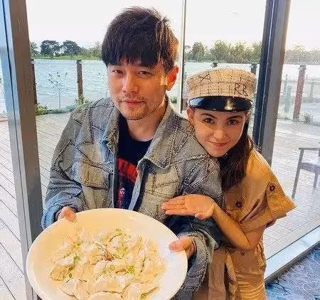 周杰倫兒子「正面照」罕曝光！4歲Romeo簡直「縮小版爸爸」表情酷拽小手比耶，昆淩：這麼小就學爸爸耍帥對嗎