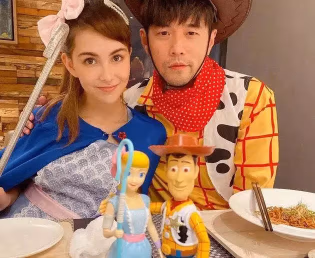 周杰倫兒子「正面照」罕曝光！4歲Romeo簡直「縮小版爸爸」表情酷拽小手比耶，昆淩：這麼小就學爸爸耍帥對嗎