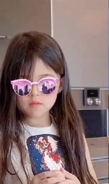 周杰倫兒子「正面照」罕曝光！4歲Romeo簡直「縮小版爸爸」表情酷拽小手比耶，昆淩：這麼小就學爸爸耍帥對嗎