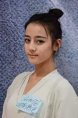 佟麗婭:我卸妝了,熱巴:我也卸妝了,baby:你們聊我先走了