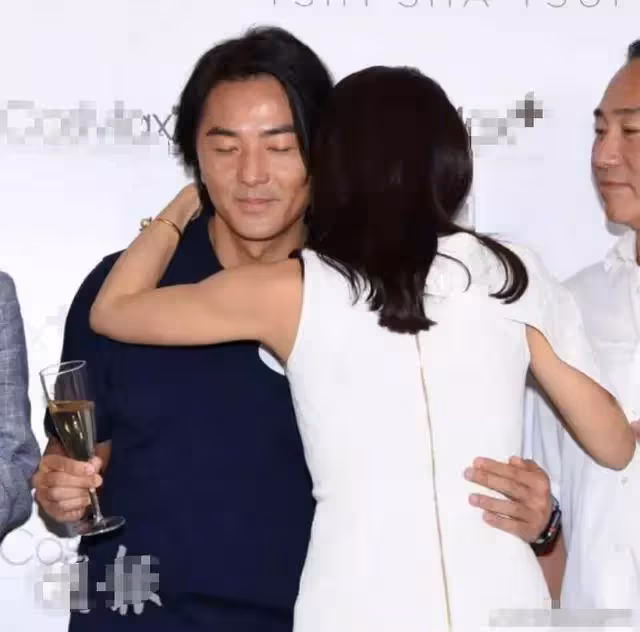 50歲黎姿和張可頤合影，一個顏值回春美翻天，一個卻滿臉塑膠感，網：一個優雅老去，一個保養過度