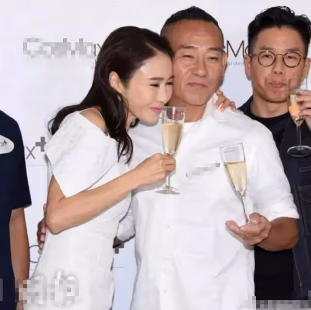 50歲黎姿和張可頤合影，一個顏值回春美翻天，一個卻滿臉塑膠感，網：一個優雅老去，一個保養過度
