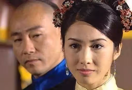 50歲黎姿和張可頤合影，一個顏值回春美翻天，一個卻滿臉塑膠感，網：一個優雅老去，一個保養過度