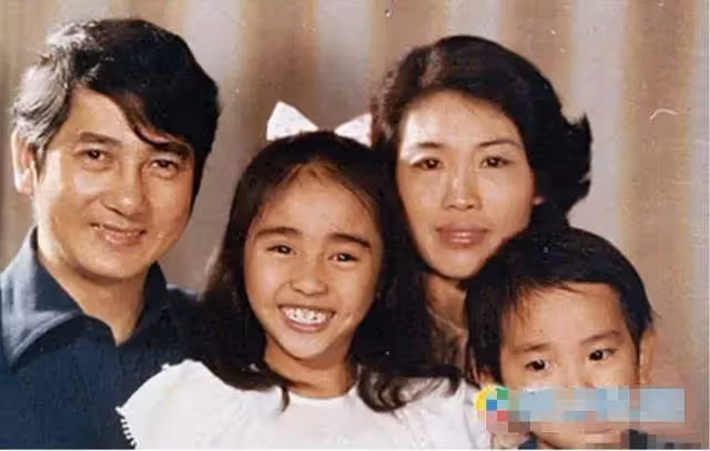 50歲黎姿和張可頤合影，一個顏值回春美翻天，一個卻滿臉塑膠感，網：一個優雅老去，一個保養過度