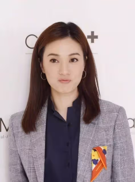 50歲黎姿和張可頤合影,一個顏值回春美翻天,一個卻滿臉塑膠感,網:一個優雅老去,一個保養過度