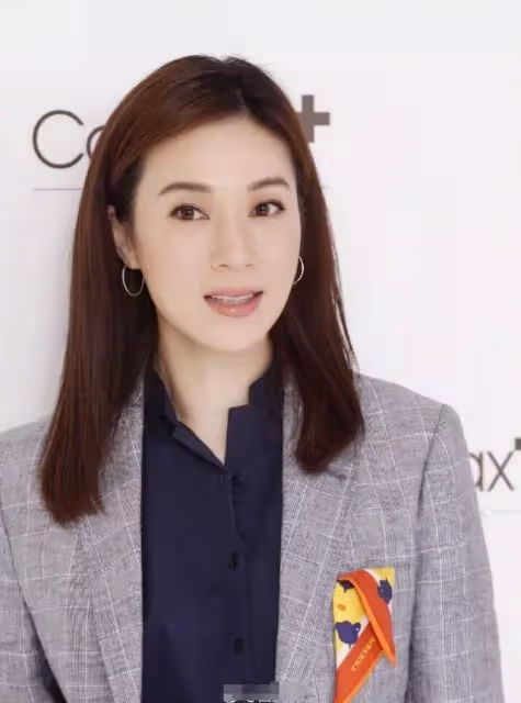 50歲黎姿和張可頤合影,一個顏值回春美翻天,一個卻滿臉塑膠感,網:一個優雅老去,一個保養過度