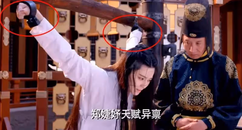 「尷尬十足」的穿幫,看一遍笑一次,網友:導演你是故意的吧