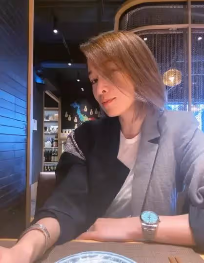 46歲佘詩曼近照曝光,年入3.8億帶2百萬手鐲,名下5套豪宅如今依舊單身,網友:依舊美麗