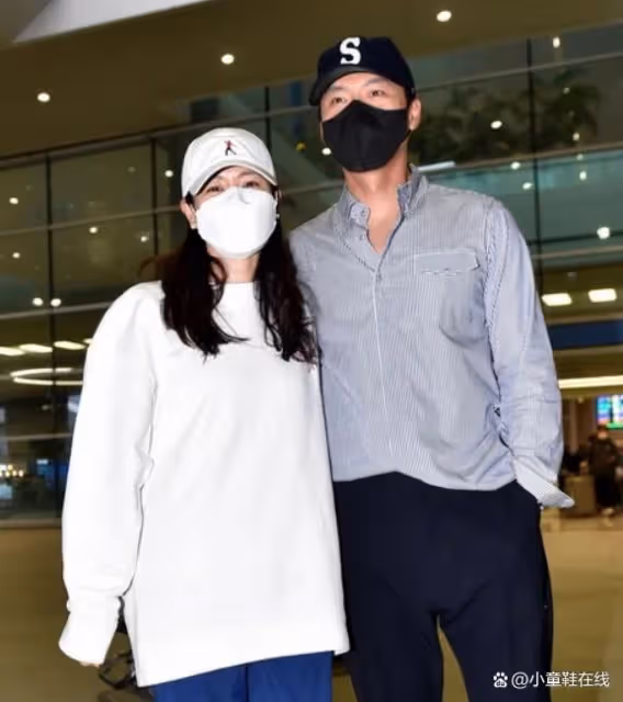 玄彬孫藝珍結束蜜月!男神偷偷觀察老婆反應,最後霸氣摟肩秀愛