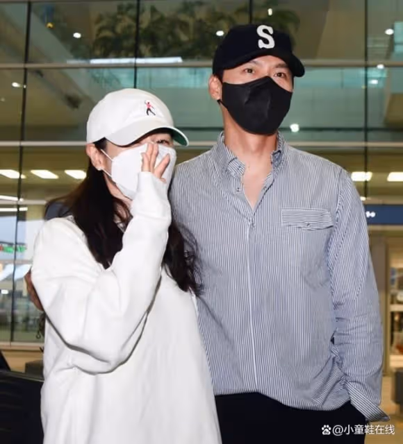 玄彬孫藝珍結束蜜月!男神偷偷觀察老婆反應,最後霸氣摟肩秀愛
