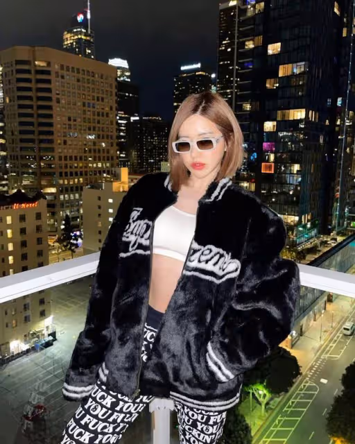 只因褲子上印著"Fxxk you"，韓國女DJ要被趕下飛機，只能當眾脫褲求情