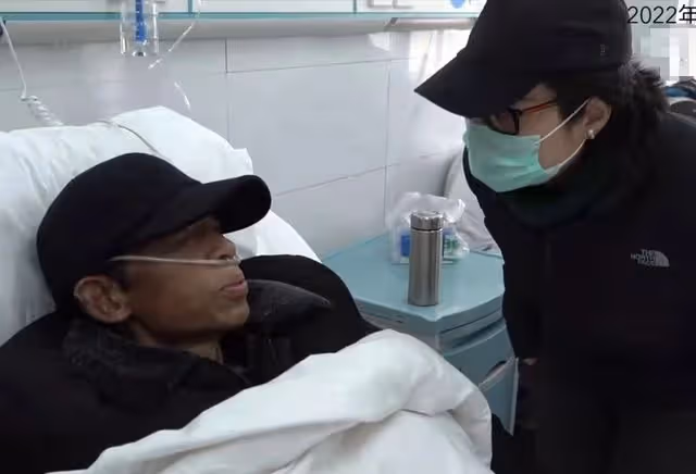 49歲袁立素顏現身醫院，臉上長白斑胖到快認不出，三婚老公疑同行