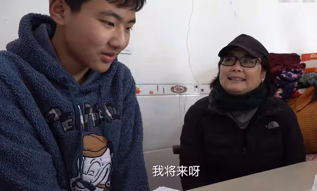 49歲袁立素顏現身醫院，臉上長白斑胖到快認不出，三婚老公疑同行