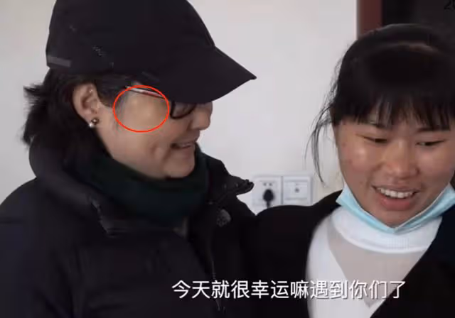 49歲袁立素顏現身醫院，臉上長白斑胖到快認不出，三婚老公疑同行