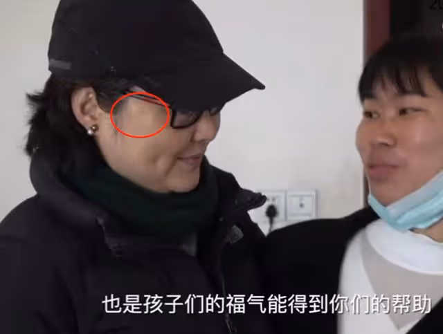 49歲袁立素顏現身醫院，臉上長白斑胖到快認不出，三婚老公疑同行