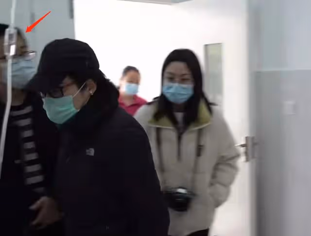 49歲袁立素顏現身醫院，臉上長白斑胖到快認不出，三婚老公疑同行