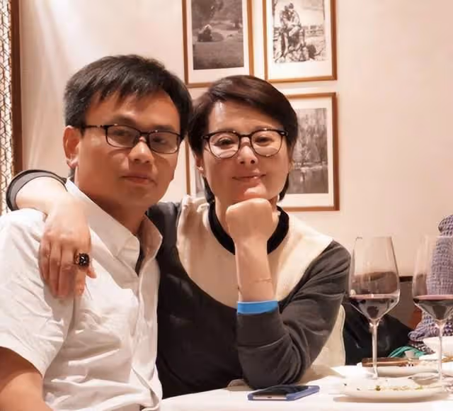 49歲袁立素顏現身醫院，臉上長白斑胖到快認不出，三婚老公疑同行