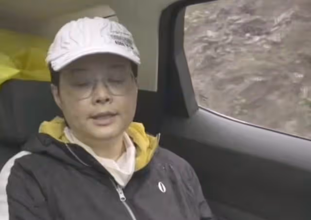 49歲袁立素顏現身醫院，臉上長白斑胖到快認不出，三婚老公疑同行