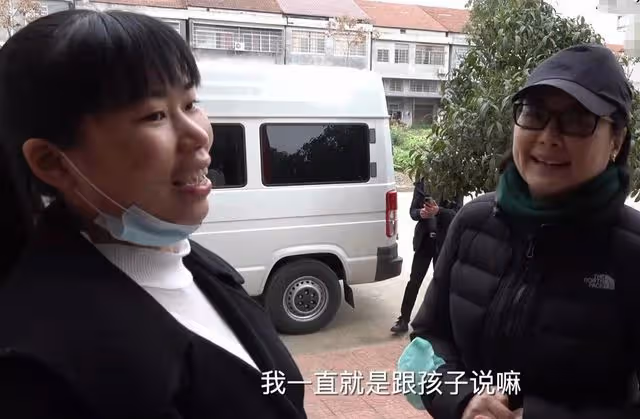 49歲袁立素顏現身醫院，臉上長白斑胖到快認不出，三婚老公疑同行