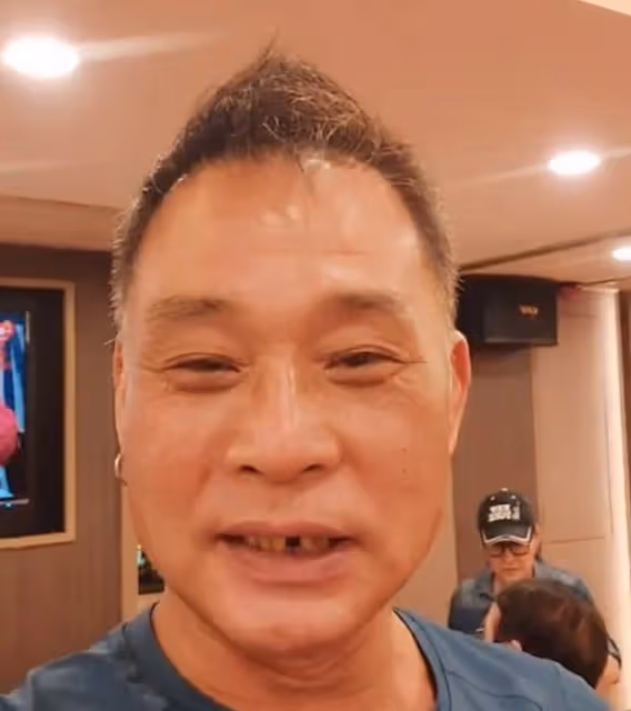 一眾老戲骨聚會！「奔雷手」鄭家生掉牙引熱議，白彪顧冠忠精神好