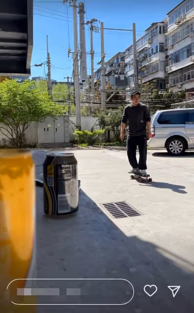 張國立兒子北京街頭玩滑板，鬍子拉碴超壯碩，開70萬豪車生活愜意