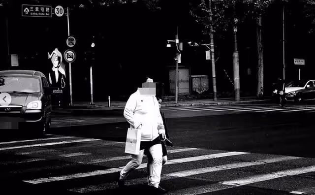 張國立兒子北京街頭玩滑板，鬍子拉碴超壯碩，開70萬豪車生活愜意