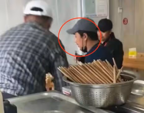 張國立兒子北京街頭玩滑板，鬍子拉碴超壯碩，開70萬豪車生活愜意