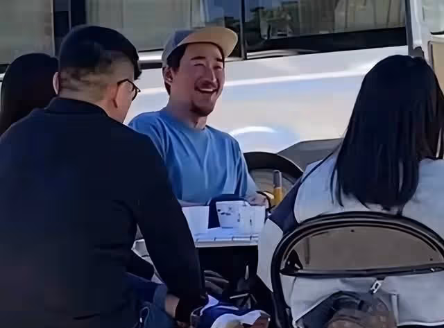 張國立兒子北京街頭玩滑板，鬍子拉碴超壯碩，開70萬豪車生活愜意