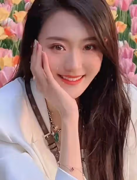 閆學晶兒媳婦富貴出街,穿露臍裝秀出白嫩腰肢,一身行頭超6萬