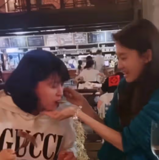閆學晶兒媳婦富貴出街,穿露臍裝秀出白嫩腰肢,一身行頭超6萬